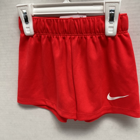 Nike Girls 2 Piece Set Siren Red Shorts Black T-Shirt Toddler - Picture 3 of 5
